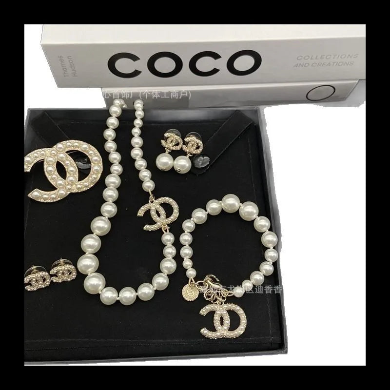 Luxurious Diamond Stud Earrings Pearl Necklace Brooch Bracelet ExclusiveCollection Women