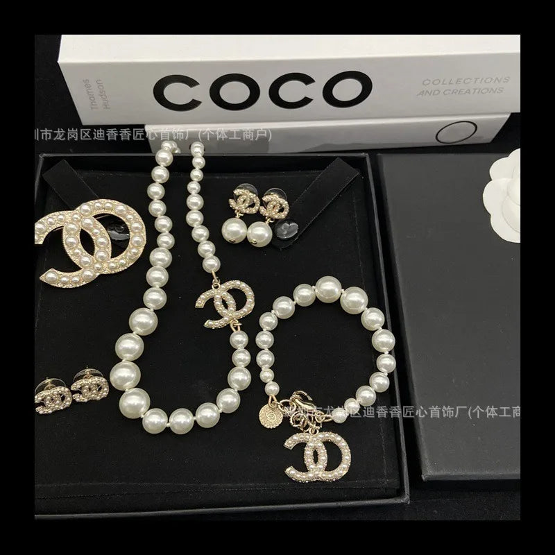 Luxurious Diamond Stud Earrings Pearl Necklace Brooch Bracelet ExclusiveCollection Women